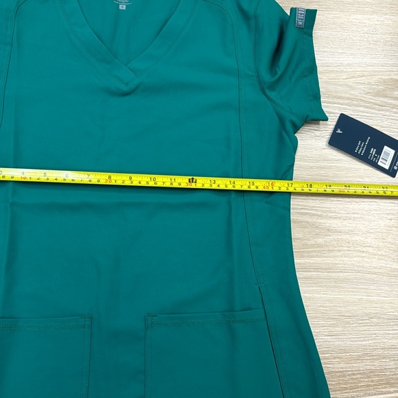 Med Couture Insight V-Neck Side Pocket Scrub Top Hunter Green - Picture 6 of 8